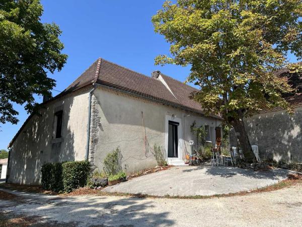 Maison ancienne - Thenon A 5 minutes de toutes les commodités et commerces, à 15 minutes de Montignac, entre Périgueux et Brive, maison entièrement rénovée avec une vue dégagée.