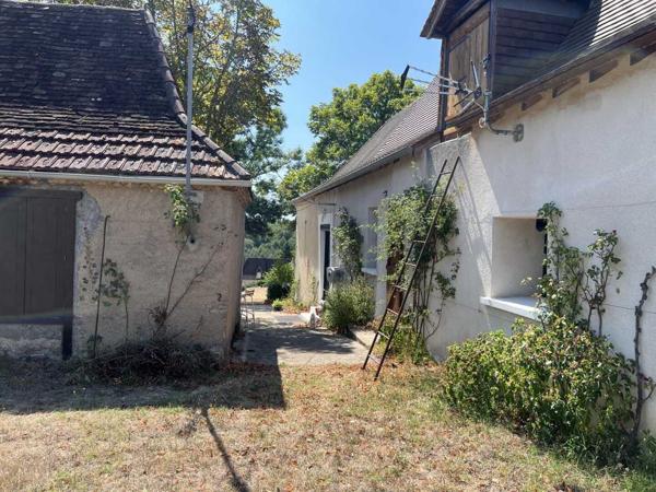 Maison ancienne - Thenon A 5 minutes de toutes les commodités et commerces, à 15 minutes de Montignac, entre Périgueux et Brive, maison entièrement rénovée avec une vue dégagée.