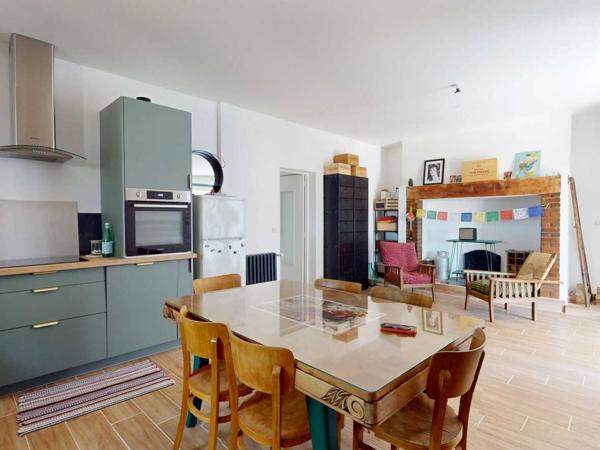 Maison ancienne - Thenon A 5 minutes de toutes les commodités et commerces, à 15 minutes de Montignac, entre Périgueux et Brive, maison entièrement rénovée avec une vue dégagée.