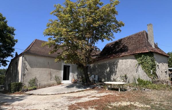 Maison ancienne - Thenon A 5 minutes de toutes les commodités et commerces, à 15 minutes de Montignac, entre Périgueux et Brive, maison entièrement rénovée avec une vue dégagée.