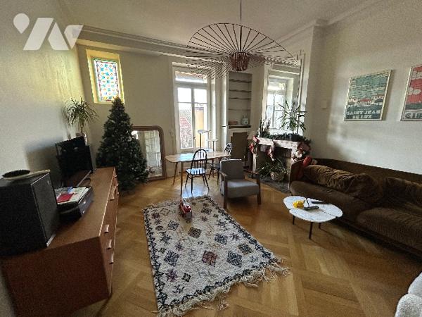 T5 familial. Vendu avec un garage, une place de stationnement, une grande remise, une cave.