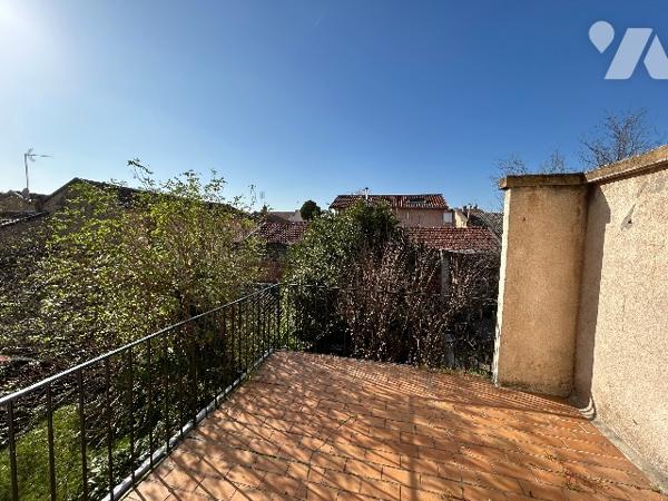 T5 familial. Vendu avec un garage, une place de stationnement, une grande remise, une cave.