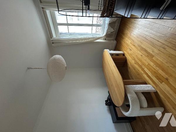 T5 familial. Vendu avec un garage, une place de stationnement, une grande remise, une cave.