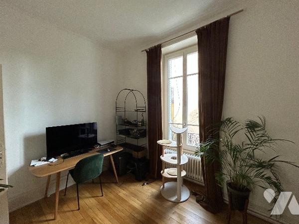 T5 familial. Vendu avec un garage, une place de stationnement, une grande remise, une cave.