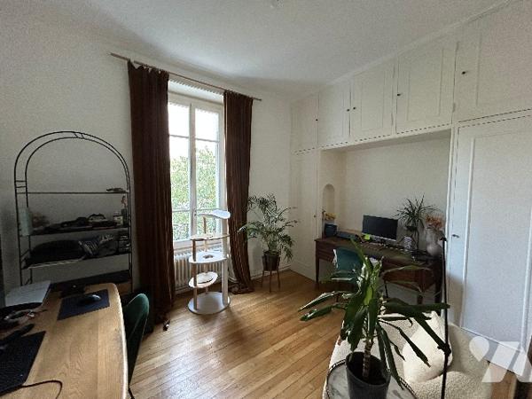 T5 familial. Vendu avec un garage, une place de stationnement, une grande remise, une cave.