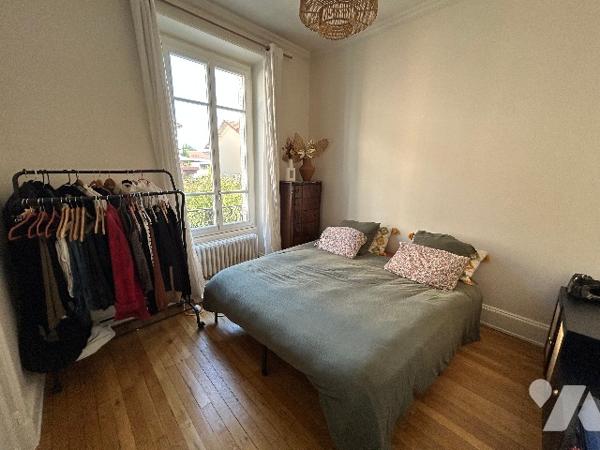 T5 familial. Vendu avec un garage, une place de stationnement, une grande remise, une cave.