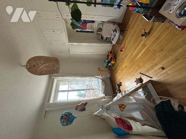 T5 familial. Vendu avec un garage, une place de stationnement, une grande remise, une cave.