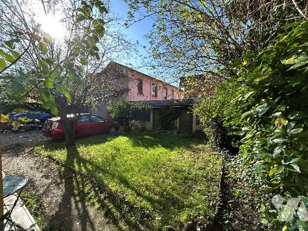 T5 familial. Vendu avec un garage, une place de stationnement, une grande remise, une cave.