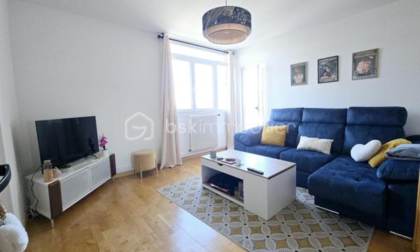 Dans une résidence avec ascenseur et parfaitement entretenue, découvrez ce superbe appartement T3/T4 de 73 m², entièrement rénové et décoré avec goût.

Baigné de lumière grâce à son exposition Est / Ouest, cet appartement traversant bénéficie d'une belle luminosité tout au long de la journée et offre depuis son balcon une agréable vue dégagée sur les arbres et sur les Pyrénées.

D'une superficie de 73 m², il est actuellement agencé en T3 avec deux chambres, mais sa configuration permet facilement de créer une troisième chambre, offrant ainsi la possibilité d'obtenir un véritable T4 selon vos besoins.

L'appartement est en excellent état et ne nécessite aucun travaux. La cuisine a notamment été entièrement refaite et l'ensemble bénéficie d'une décoration soignée et contemporaine.

🏡 Les atouts :

• 73 m² habitables
• Configuration T3 évolutive en T4
• 2 chambres actuellement
• Possibilité de créer une 3ᵉ chambre
• Très belle luminosité – exposition Sud-Ouest
• Balcon avec aperçu sur les Pyrénées
• Cuisine rénovée
• Aucun travaux à prévoir
• Garage privatif avec porte électrique et électricité à l'intérieur
• Cave
• Local vélos
• Résidence très bien entretenue
• Parties communes et cage d'escalier impeccables
• Isolation thermique par l'extérieur réalisé
• Balcons et garde-corps rénovés
• DPE : C

💰 Une copropriété particulièrement sécurisée

Autre avantage majeur : la résidence bénéficie d'un contrat locatif avec une entreprise du secteur des télécommunications, générant des revenus pour la copropriété.

Ces revenus permettent notamment de contribuer au financement des travaux et à l'entretien de la résidence, ce qui limite fortement l'impact financier des gros travaux pour les copropriétaires.

La résidence a par ailleurs déjà bénéficié de travaux importants, notamment l'isolation par l'extérieur ainsi que la rénovation des balcons et garde-corps.

👉 Résultat : aucun gros travaux de copropriété à prévoir à court terme.

Charges de copropriété : 864 € / an
Taxe foncière : 1 260 € / an

❤️ Un appartement clé en main !!!

Luminosité, décoration soignée, absence de travaux, garage, cave, balcon, vue Pyrénées et copropriété parfaitement entretenue : un bien particulièrement complet et rassurant, aussi bien pour une résidence principale que pour un investissement patrimonial.

Vidéo du bien sur demande.

📞 À découvrir rapidement !