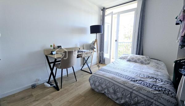 Dans une résidence avec ascenseur et parfaitement entretenue, découvrez ce superbe appartement T3/T4 de 73 m², entièrement rénové et décoré avec goût.

Baigné de lumière grâce à son exposition Est / Ouest, cet appartement traversant bénéficie d'une belle luminosité tout au long de la journée et offre depuis son balcon une agréable vue dégagée sur les arbres et sur les Pyrénées.

D'une superficie de 73 m², il est actuellement agencé en T3 avec deux chambres, mais sa configuration permet facilement de créer une troisième chambre, offrant ainsi la possibilité d'obtenir un véritable T4 selon vos besoins.

L'appartement est en excellent état et ne nécessite aucun travaux. La cuisine a notamment été entièrement refaite et l'ensemble bénéficie d'une décoration soignée et contemporaine.

🏡 Les atouts :

• 73 m² habitables
• Configuration T3 évolutive en T4
• 2 chambres actuellement
• Possibilité de créer une 3ᵉ chambre
• Très belle luminosité – exposition Sud-Ouest
• Balcon avec aperçu sur les Pyrénées
• Cuisine rénovée
• Aucun travaux à prévoir
• Garage privatif avec porte électrique et électricité à l'intérieur
• Cave
• Local vélos
• Résidence très bien entretenue
• Parties communes et cage d'escalier impeccables
• Isolation thermique par l'extérieur réalisé
• Balcons et garde-corps rénovés
• DPE : C

💰 Une copropriété particulièrement sécurisée

Autre avantage majeur : la résidence bénéficie d'un contrat locatif avec une entreprise du secteur des télécommunications, générant des revenus pour la copropriété.

Ces revenus permettent notamment de contribuer au financement des travaux et à l'entretien de la résidence, ce qui limite fortement l'impact financier des gros travaux pour les copropriétaires.

La résidence a par ailleurs déjà bénéficié de travaux importants, notamment l'isolation par l'extérieur ainsi que la rénovation des balcons et garde-corps.

👉 Résultat : aucun gros travaux de copropriété à prévoir à court terme.

Charges de copropriété : 864 € / an
Taxe foncière : 1 260 € / an

❤️ Un appartement clé en main !!!

Luminosité, décoration soignée, absence de travaux, garage, cave, balcon, vue Pyrénées et copropriété parfaitement entretenue : un bien particulièrement complet et rassurant, aussi bien pour une résidence principale que pour un investissement patrimonial.

Vidéo du bien sur demande.

📞 À découvrir rapidement !