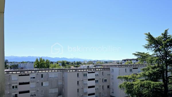 Dans une résidence avec ascenseur et parfaitement entretenue, découvrez ce superbe appartement T3/T4 de 73 m², entièrement rénové et décoré avec goût.

Baigné de lumière grâce à son exposition Est / Ouest, cet appartement traversant bénéficie d'une belle luminosité tout au long de la journée et offre depuis son balcon une agréable vue dégagée sur les arbres et sur les Pyrénées.

D'une superficie de 73 m², il est actuellement agencé en T3 avec deux chambres, mais sa configuration permet facilement de créer une troisième chambre, offrant ainsi la possibilité d'obtenir un véritable T4 selon vos besoins.

L'appartement est en excellent état et ne nécessite aucun travaux. La cuisine a notamment été entièrement refaite et l'ensemble bénéficie d'une décoration soignée et contemporaine.

🏡 Les atouts :

• 73 m² habitables
• Configuration T3 évolutive en T4
• 2 chambres actuellement
• Possibilité de créer une 3ᵉ chambre
• Très belle luminosité – exposition Sud-Ouest
• Balcon avec aperçu sur les Pyrénées
• Cuisine rénovée
• Aucun travaux à prévoir
• Garage privatif avec porte électrique et électricité à l'intérieur
• Cave
• Local vélos
• Résidence très bien entretenue
• Parties communes et cage d'escalier impeccables
• Isolation thermique par l'extérieur réalisé
• Balcons et garde-corps rénovés
• DPE : C

💰 Une copropriété particulièrement sécurisée

Autre avantage majeur : la résidence bénéficie d'un contrat locatif avec une entreprise du secteur des télécommunications, générant des revenus pour la copropriété.

Ces revenus permettent notamment de contribuer au financement des travaux et à l'entretien de la résidence, ce qui limite fortement l'impact financier des gros travaux pour les copropriétaires.

La résidence a par ailleurs déjà bénéficié de travaux importants, notamment l'isolation par l'extérieur ainsi que la rénovation des balcons et garde-corps.

👉 Résultat : aucun gros travaux de copropriété à prévoir à court terme.

Charges de copropriété : 864 € / an
Taxe foncière : 1 260 € / an

❤️ Un appartement clé en main !!!

Luminosité, décoration soignée, absence de travaux, garage, cave, balcon, vue Pyrénées et copropriété parfaitement entretenue : un bien particulièrement complet et rassurant, aussi bien pour une résidence principale que pour un investissement patrimonial.

Vidéo du bien sur demande.

📞 À découvrir rapidement !