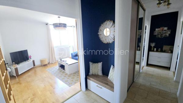 Dans une résidence avec ascenseur et parfaitement entretenue, découvrez ce superbe appartement T3/T4 de 73 m², entièrement rénové et décoré avec goût.

Baigné de lumière grâce à son exposition Est / Ouest, cet appartement traversant bénéficie d'une belle luminosité tout au long de la journée et offre depuis son balcon une agréable vue dégagée sur les arbres et sur les Pyrénées.

D'une superficie de 73 m², il est actuellement agencé en T3 avec deux chambres, mais sa configuration permet facilement de créer une troisième chambre, offrant ainsi la possibilité d'obtenir un véritable T4 selon vos besoins.

L'appartement est en excellent état et ne nécessite aucun travaux. La cuisine a notamment été entièrement refaite et l'ensemble bénéficie d'une décoration soignée et contemporaine.

🏡 Les atouts :

• 73 m² habitables
• Configuration T3 évolutive en T4
• 2 chambres actuellement
• Possibilité de créer une 3ᵉ chambre
• Très belle luminosité – exposition Sud-Ouest
• Balcon avec aperçu sur les Pyrénées
• Cuisine rénovée
• Aucun travaux à prévoir
• Garage privatif avec porte électrique et électricité à l'intérieur
• Cave
• Local vélos
• Résidence très bien entretenue
• Parties communes et cage d'escalier impeccables
• Isolation thermique par l'extérieur réalisé
• Balcons et garde-corps rénovés
• DPE : C

💰 Une copropriété particulièrement sécurisée

Autre avantage majeur : la résidence bénéficie d'un contrat locatif avec une entreprise du secteur des télécommunications, générant des revenus pour la copropriété.

Ces revenus permettent notamment de contribuer au financement des travaux et à l'entretien de la résidence, ce qui limite fortement l'impact financier des gros travaux pour les copropriétaires.

La résidence a par ailleurs déjà bénéficié de travaux importants, notamment l'isolation par l'extérieur ainsi que la rénovation des balcons et garde-corps.

👉 Résultat : aucun gros travaux de copropriété à prévoir à court terme.

Charges de copropriété : 864 € / an
Taxe foncière : 1 260 € / an

❤️ Un appartement clé en main !!!

Luminosité, décoration soignée, absence de travaux, garage, cave, balcon, vue Pyrénées et copropriété parfaitement entretenue : un bien particulièrement complet et rassurant, aussi bien pour une résidence principale que pour un investissement patrimonial.

Vidéo du bien sur demande.

📞 À découvrir rapidement !