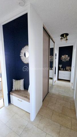 Dans une résidence avec ascenseur et parfaitement entretenue, découvrez ce superbe appartement T3/T4 de 73 m², entièrement rénové et décoré avec goût.

Baigné de lumière grâce à son exposition Est / Ouest, cet appartement traversant bénéficie d'une belle luminosité tout au long de la journée et offre depuis son balcon une agréable vue dégagée sur les arbres et sur les Pyrénées.

D'une superficie de 73 m², il est actuellement agencé en T3 avec deux chambres, mais sa configuration permet facilement de créer une troisième chambre, offrant ainsi la possibilité d'obtenir un véritable T4 selon vos besoins.

L'appartement est en excellent état et ne nécessite aucun travaux. La cuisine a notamment été entièrement refaite et l'ensemble bénéficie d'une décoration soignée et contemporaine.

🏡 Les atouts :

• 73 m² habitables
• Configuration T3 évolutive en T4
• 2 chambres actuellement
• Possibilité de créer une 3ᵉ chambre
• Très belle luminosité – exposition Sud-Ouest
• Balcon avec aperçu sur les Pyrénées
• Cuisine rénovée
• Aucun travaux à prévoir
• Garage privatif avec porte électrique et électricité à l'intérieur
• Cave
• Local vélos
• Résidence très bien entretenue
• Parties communes et cage d'escalier impeccables
• Isolation thermique par l'extérieur réalisé
• Balcons et garde-corps rénovés
• DPE : C

💰 Une copropriété particulièrement sécurisée

Autre avantage majeur : la résidence bénéficie d'un contrat locatif avec une entreprise du secteur des télécommunications, générant des revenus pour la copropriété.

Ces revenus permettent notamment de contribuer au financement des travaux et à l'entretien de la résidence, ce qui limite fortement l'impact financier des gros travaux pour les copropriétaires.

La résidence a par ailleurs déjà bénéficié de travaux importants, notamment l'isolation par l'extérieur ainsi que la rénovation des balcons et garde-corps.

👉 Résultat : aucun gros travaux de copropriété à prévoir à court terme.

Charges de copropriété : 864 € / an
Taxe foncière : 1 260 € / an

❤️ Un appartement clé en main !!!

Luminosité, décoration soignée, absence de travaux, garage, cave, balcon, vue Pyrénées et copropriété parfaitement entretenue : un bien particulièrement complet et rassurant, aussi bien pour une résidence principale que pour un investissement patrimonial.

Vidéo du bien sur demande.

📞 À découvrir rapidement !