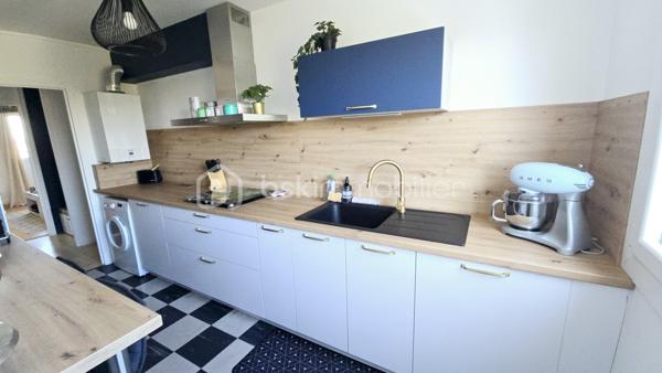 Dans une résidence avec ascenseur et parfaitement entretenue, découvrez ce superbe appartement T3/T4 de 73 m², entièrement rénové et décoré avec goût.

Baigné de lumière grâce à son exposition Est / Ouest, cet appartement traversant bénéficie d'une belle luminosité tout au long de la journée et offre depuis son balcon une agréable vue dégagée sur les arbres et sur les Pyrénées.

D'une superficie de 73 m², il est actuellement agencé en T3 avec deux chambres, mais sa configuration permet facilement de créer une troisième chambre, offrant ainsi la possibilité d'obtenir un véritable T4 selon vos besoins.

L'appartement est en excellent état et ne nécessite aucun travaux. La cuisine a notamment été entièrement refaite et l'ensemble bénéficie d'une décoration soignée et contemporaine.

🏡 Les atouts :

• 73 m² habitables
• Configuration T3 évolutive en T4
• 2 chambres actuellement
• Possibilité de créer une 3ᵉ chambre
• Très belle luminosité – exposition Sud-Ouest
• Balcon avec aperçu sur les Pyrénées
• Cuisine rénovée
• Aucun travaux à prévoir
• Garage privatif avec porte électrique et électricité à l'intérieur
• Cave
• Local vélos
• Résidence très bien entretenue
• Parties communes et cage d'escalier impeccables
• Isolation thermique par l'extérieur réalisé
• Balcons et garde-corps rénovés
• DPE : C

💰 Une copropriété particulièrement sécurisée

Autre avantage majeur : la résidence bénéficie d'un contrat locatif avec une entreprise du secteur des télécommunications, générant des revenus pour la copropriété.

Ces revenus permettent notamment de contribuer au financement des travaux et à l'entretien de la résidence, ce qui limite fortement l'impact financier des gros travaux pour les copropriétaires.

La résidence a par ailleurs déjà bénéficié de travaux importants, notamment l'isolation par l'extérieur ainsi que la rénovation des balcons et garde-corps.

👉 Résultat : aucun gros travaux de copropriété à prévoir à court terme.

Charges de copropriété : 864 € / an
Taxe foncière : 1 260 € / an

❤️ Un appartement clé en main !!!

Luminosité, décoration soignée, absence de travaux, garage, cave, balcon, vue Pyrénées et copropriété parfaitement entretenue : un bien particulièrement complet et rassurant, aussi bien pour une résidence principale que pour un investissement patrimonial.

Vidéo du bien sur demande.

📞 À découvrir rapidement !