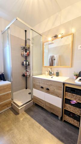 Dans une résidence avec ascenseur et parfaitement entretenue, découvrez ce superbe appartement T3/T4 de 73 m², entièrement rénové et décoré avec goût.

Baigné de lumière grâce à son exposition Est / Ouest, cet appartement traversant bénéficie d'une belle luminosité tout au long de la journée et offre depuis son balcon une agréable vue dégagée sur les arbres et sur les Pyrénées.

D'une superficie de 73 m², il est actuellement agencé en T3 avec deux chambres, mais sa configuration permet facilement de créer une troisième chambre, offrant ainsi la possibilité d'obtenir un véritable T4 selon vos besoins.

L'appartement est en excellent état et ne nécessite aucun travaux. La cuisine a notamment été entièrement refaite et l'ensemble bénéficie d'une décoration soignée et contemporaine.

🏡 Les atouts :

• 73 m² habitables
• Configuration T3 évolutive en T4
• 2 chambres actuellement
• Possibilité de créer une 3ᵉ chambre
• Très belle luminosité – exposition Sud-Ouest
• Balcon avec aperçu sur les Pyrénées
• Cuisine rénovée
• Aucun travaux à prévoir
• Garage privatif avec porte électrique et électricité à l'intérieur
• Cave
• Local vélos
• Résidence très bien entretenue
• Parties communes et cage d'escalier impeccables
• Isolation thermique par l'extérieur réalisé
• Balcons et garde-corps rénovés
• DPE : C

💰 Une copropriété particulièrement sécurisée

Autre avantage majeur : la résidence bénéficie d'un contrat locatif avec une entreprise du secteur des télécommunications, générant des revenus pour la copropriété.

Ces revenus permettent notamment de contribuer au financement des travaux et à l'entretien de la résidence, ce qui limite fortement l'impact financier des gros travaux pour les copropriétaires.

La résidence a par ailleurs déjà bénéficié de travaux importants, notamment l'isolation par l'extérieur ainsi que la rénovation des balcons et garde-corps.

👉 Résultat : aucun gros travaux de copropriété à prévoir à court terme.

Charges de copropriété : 864 € / an
Taxe foncière : 1 260 € / an

❤️ Un appartement clé en main !!!

Luminosité, décoration soignée, absence de travaux, garage, cave, balcon, vue Pyrénées et copropriété parfaitement entretenue : un bien particulièrement complet et rassurant, aussi bien pour une résidence principale que pour un investissement patrimonial.

Vidéo du bien sur demande.

📞 À découvrir rapidement !