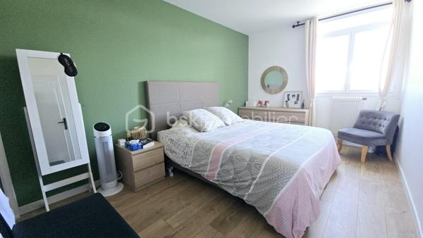 Dans une résidence avec ascenseur et parfaitement entretenue, découvrez ce superbe appartement T3/T4 de 73 m², entièrement rénové et décoré avec goût.

Baigné de lumière grâce à son exposition Est / Ouest, cet appartement traversant bénéficie d'une belle luminosité tout au long de la journée et offre depuis son balcon une agréable vue dégagée sur les arbres et sur les Pyrénées.

D'une superficie de 73 m², il est actuellement agencé en T3 avec deux chambres, mais sa configuration permet facilement de créer une troisième chambre, offrant ainsi la possibilité d'obtenir un véritable T4 selon vos besoins.

L'appartement est en excellent état et ne nécessite aucun travaux. La cuisine a notamment été entièrement refaite et l'ensemble bénéficie d'une décoration soignée et contemporaine.

🏡 Les atouts :

• 73 m² habitables
• Configuration T3 évolutive en T4
• 2 chambres actuellement
• Possibilité de créer une 3ᵉ chambre
• Très belle luminosité – exposition Sud-Ouest
• Balcon avec aperçu sur les Pyrénées
• Cuisine rénovée
• Aucun travaux à prévoir
• Garage privatif avec porte électrique et électricité à l'intérieur
• Cave
• Local vélos
• Résidence très bien entretenue
• Parties communes et cage d'escalier impeccables
• Isolation thermique par l'extérieur réalisé
• Balcons et garde-corps rénovés
• DPE : C

💰 Une copropriété particulièrement sécurisée

Autre avantage majeur : la résidence bénéficie d'un contrat locatif avec une entreprise du secteur des télécommunications, générant des revenus pour la copropriété.

Ces revenus permettent notamment de contribuer au financement des travaux et à l'entretien de la résidence, ce qui limite fortement l'impact financier des gros travaux pour les copropriétaires.

La résidence a par ailleurs déjà bénéficié de travaux importants, notamment l'isolation par l'extérieur ainsi que la rénovation des balcons et garde-corps.

👉 Résultat : aucun gros travaux de copropriété à prévoir à court terme.

Charges de copropriété : 864 € / an
Taxe foncière : 1 260 € / an

❤️ Un appartement clé en main !!!

Luminosité, décoration soignée, absence de travaux, garage, cave, balcon, vue Pyrénées et copropriété parfaitement entretenue : un bien particulièrement complet et rassurant, aussi bien pour une résidence principale que pour un investissement patrimonial.

Vidéo du bien sur demande.

📞 À découvrir rapidement !