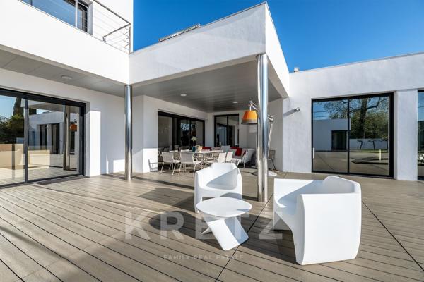 Villa contemporaine de 365 m² avec piscine et jacuzzi