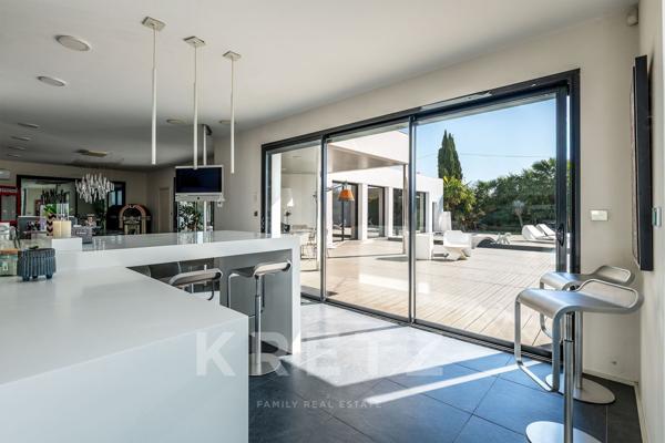 Villa contemporaine de 365 m² avec piscine et jacuzzi