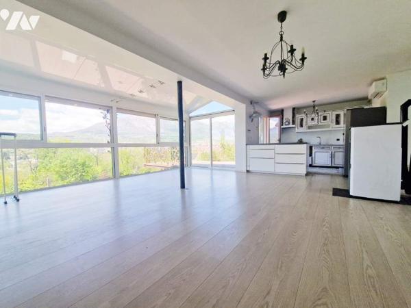 Maison atypique  très vitrée avec vue imprenable sur Ceüze et Charance
