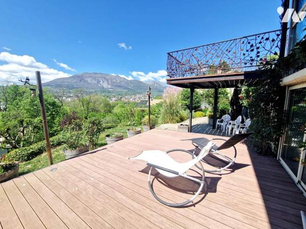 Maison atypique  très vitrée avec vue imprenable sur Ceüze et Charance