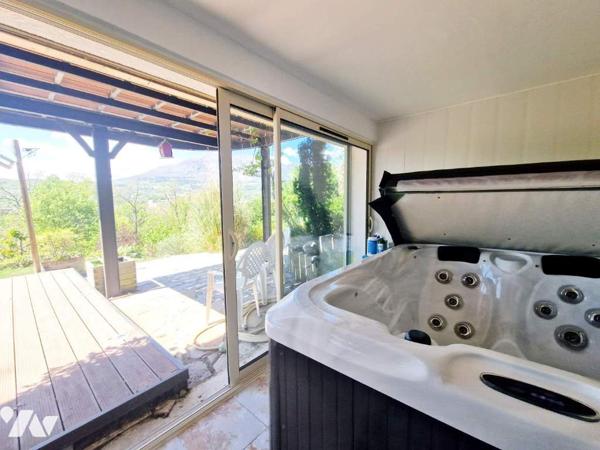 Maison atypique  très vitrée avec vue imprenable sur Ceüze et Charance