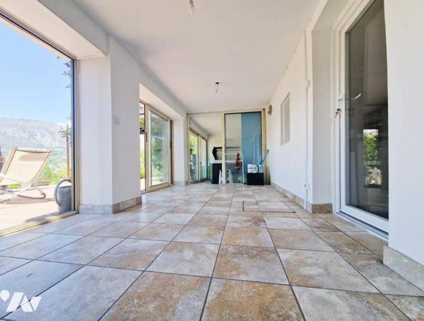 Maison atypique  très vitrée avec vue imprenable sur Ceüze et Charance