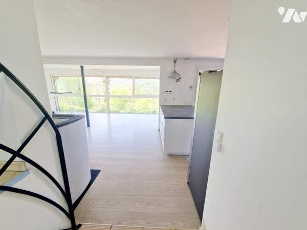 Maison atypique  très vitrée avec vue imprenable sur Ceüze et Charance