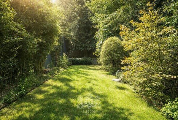 Maison bourgeoise d'exception, jardin, studio, garage.