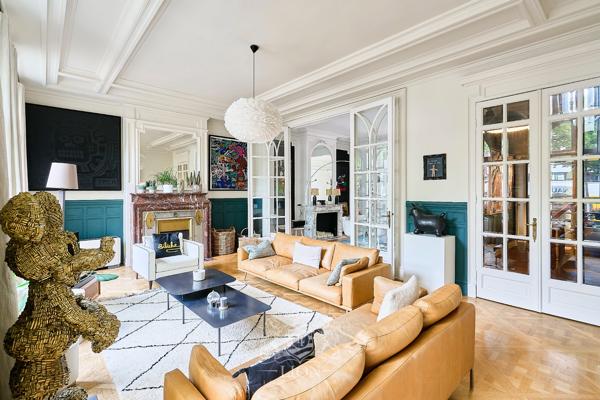 Maison bourgeoise d'exception, jardin, studio, garage.