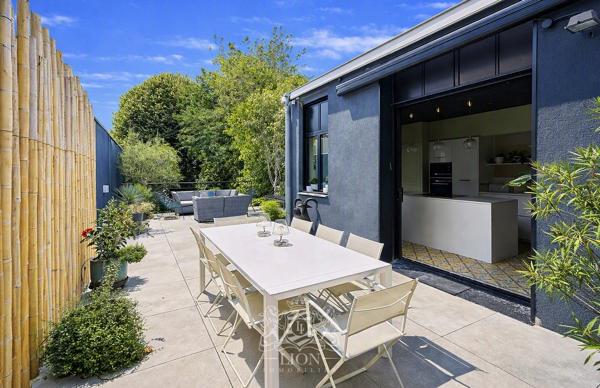 Maison bourgeoise d'exception, jardin, studio, garage.