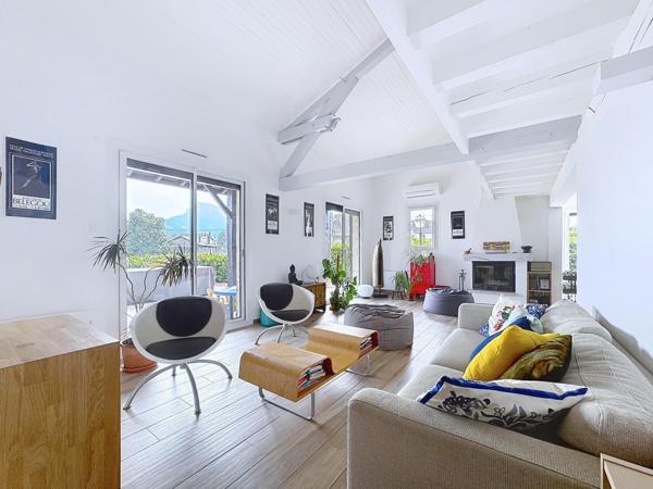 RARE, centre-ville, plain-pied, calme et vue massifs, deux garages