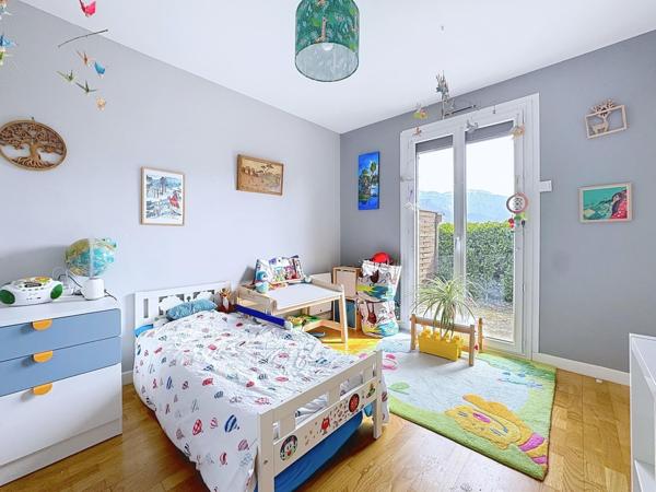 RARE, centre-ville, plain-pied, calme et vue massifs, deux garages