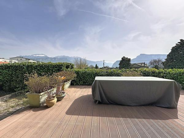 RARE, centre-ville, plain-pied, calme et vue massifs, deux garages