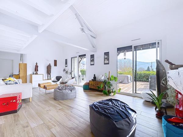 RARE, centre-ville, plain-pied, calme et vue massifs, deux garages