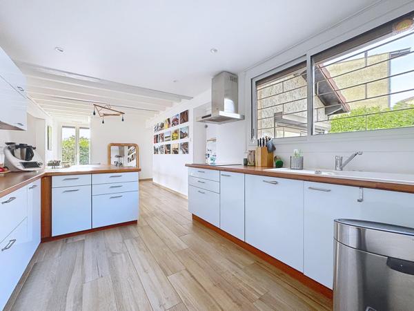 RARE, centre-ville, plain-pied, calme et vue massifs, deux garages