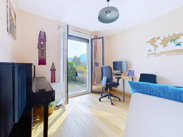 RARE, centre-ville, plain-pied, calme et vue massifs, deux garages