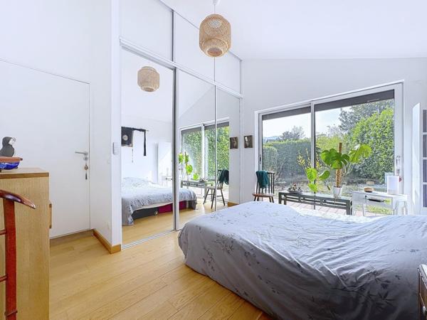 RARE, centre-ville, plain-pied, calme et vue massifs, deux garages