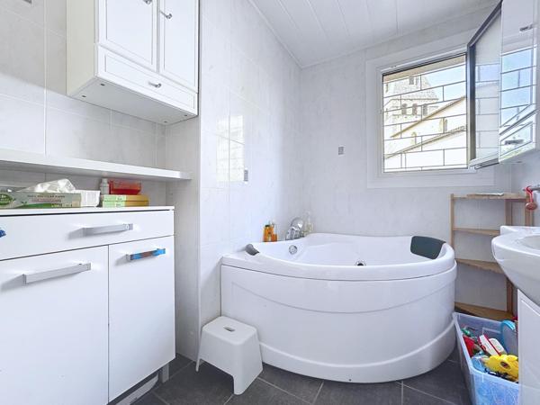 RARE, centre-ville, plain-pied, calme et vue massifs, deux garages