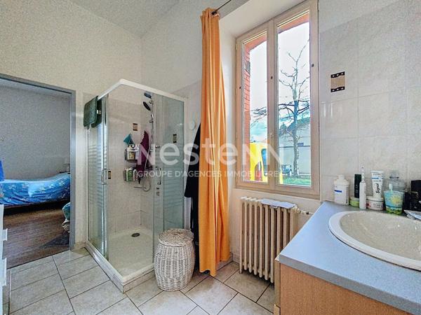 Belle Longere en parfait etat en plein centre ville proximite des commerces