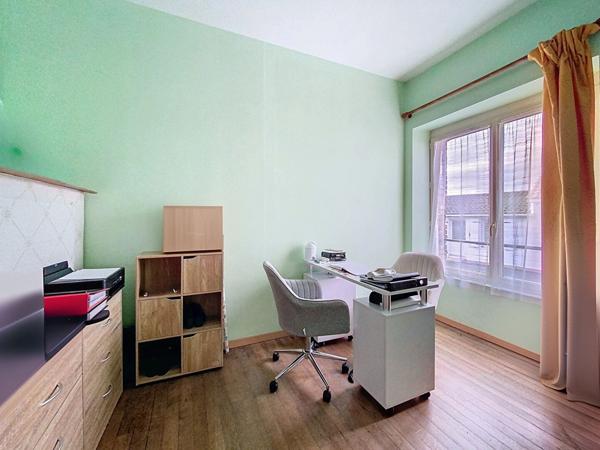 Belle Longere en parfait etat en plein centre ville proximite des commerces