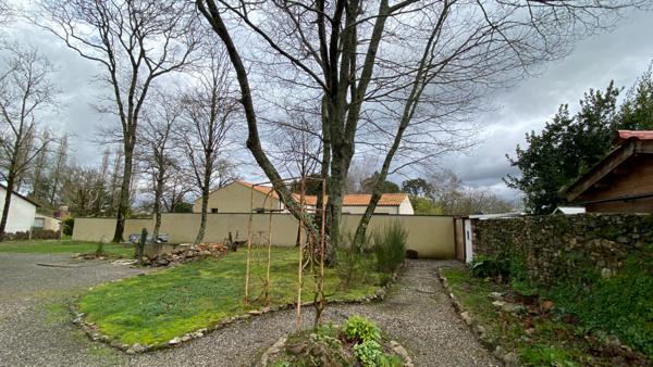 Belle Longere en parfait etat en plein centre ville proximite des commerces