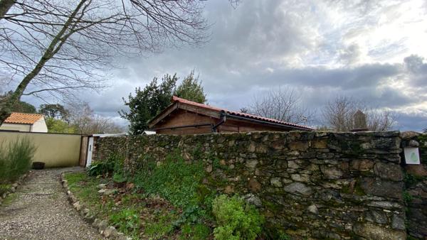 Belle Longere en parfait etat en plein centre ville proximite des commerces