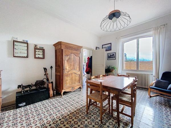 Belle Longere en parfait etat en plein centre ville proximite des commerces