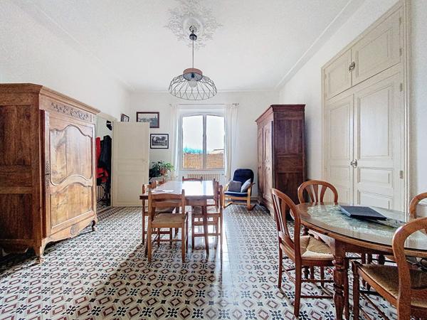 Belle Longere en parfait etat en plein centre ville proximite des commerces