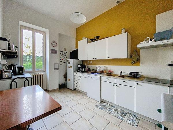 Belle Longere en parfait etat en plein centre ville proximite des commerces