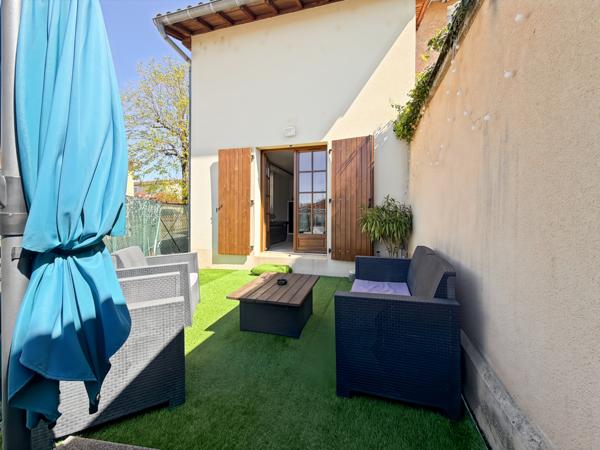 Quincieux (69650) Charmante maison de village avec terrasse au cœur du centre, à deux pas des commodités et de la gare