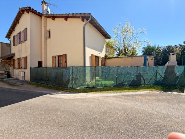 Quincieux (69650) Charmante maison de village avec terrasse au cœur du centre, à deux pas des commodités et de la gare