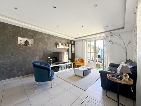 Quincieux (69650) Charmante maison de village avec terrasse au cœur du centre, à deux pas des commodités et de la gare