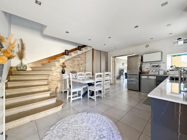 Quincieux (69650) Charmante maison de village avec terrasse au cœur du centre, à deux pas des commodités et de la gare