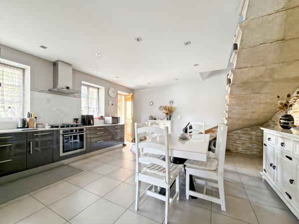 Quincieux (69650) Charmante maison de village avec terrasse au cœur du centre, à deux pas des commodités et de la gare